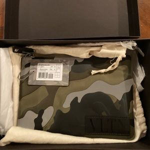 NWT VALENTINO GARAVANI Medium Navy Blue Camouflage Rockstud Zip Pouch Clutch